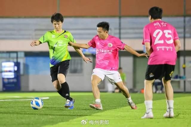 女足队长领衔助阵公益活动：队长助阵女足公益活动