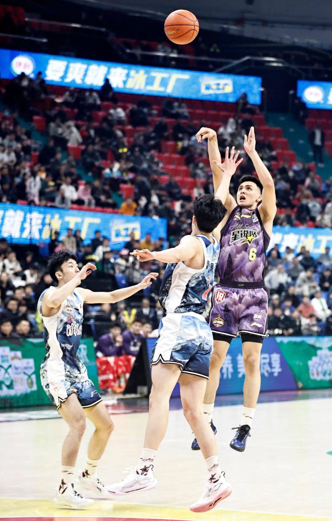 包含CBA明星对抗赛精彩上演，球员技术各显神通的词条