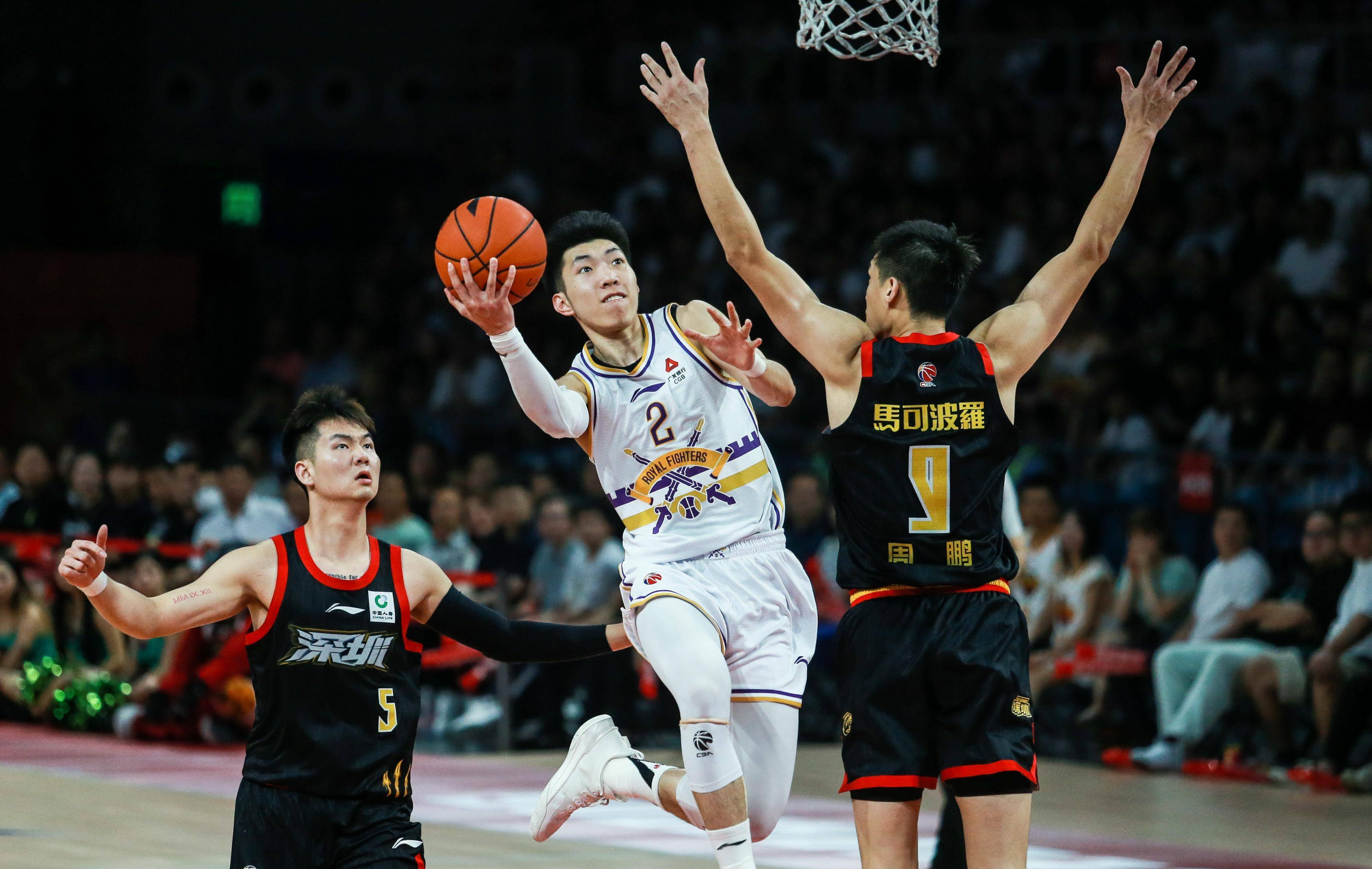 CBA联赛交战激烈，球队争夺胜利不惜一切的简单介绍