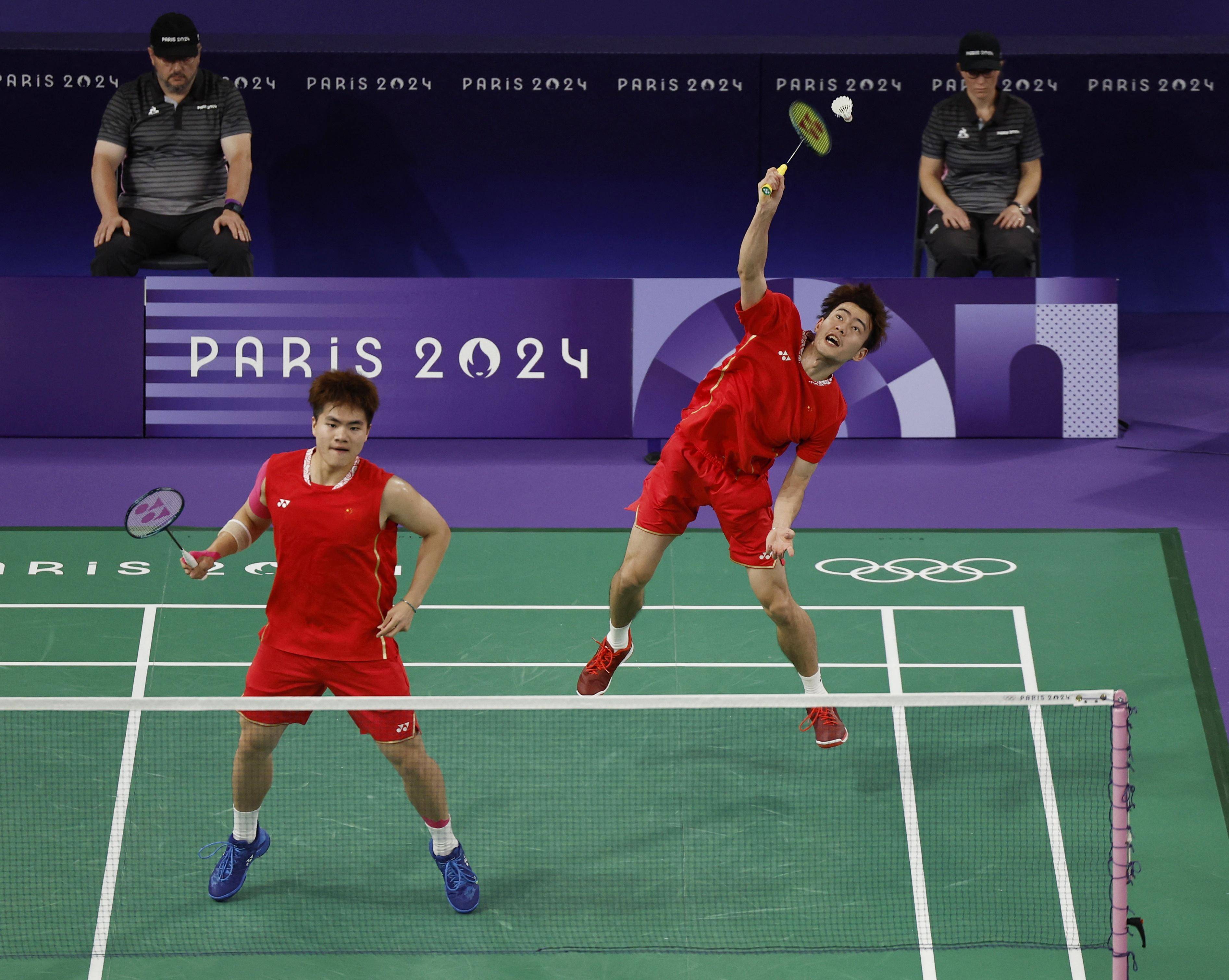 竞技羽毛球运动员试训篮球，挑战跨界运动