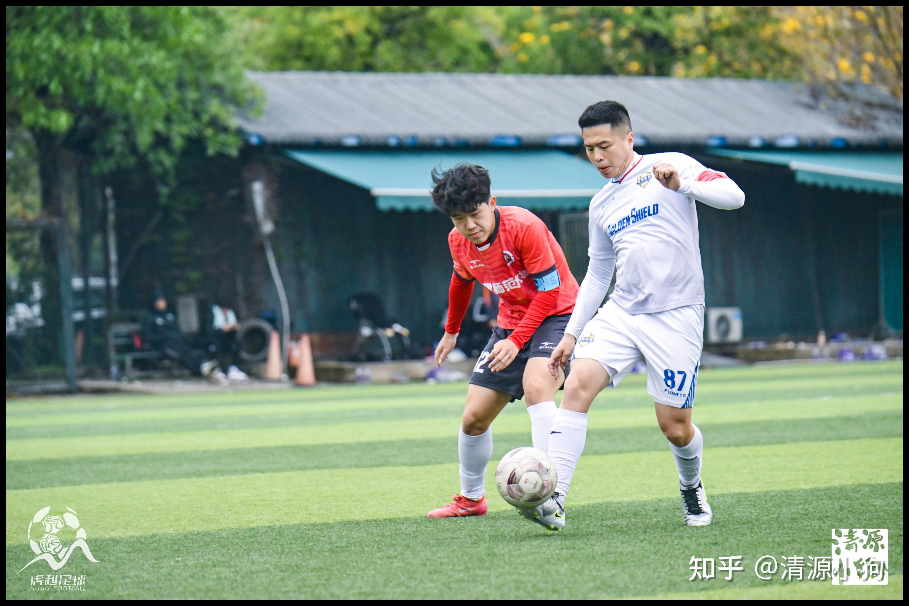 竞争激烈足球联赛：实力球队各显神通连番上演的简单介绍