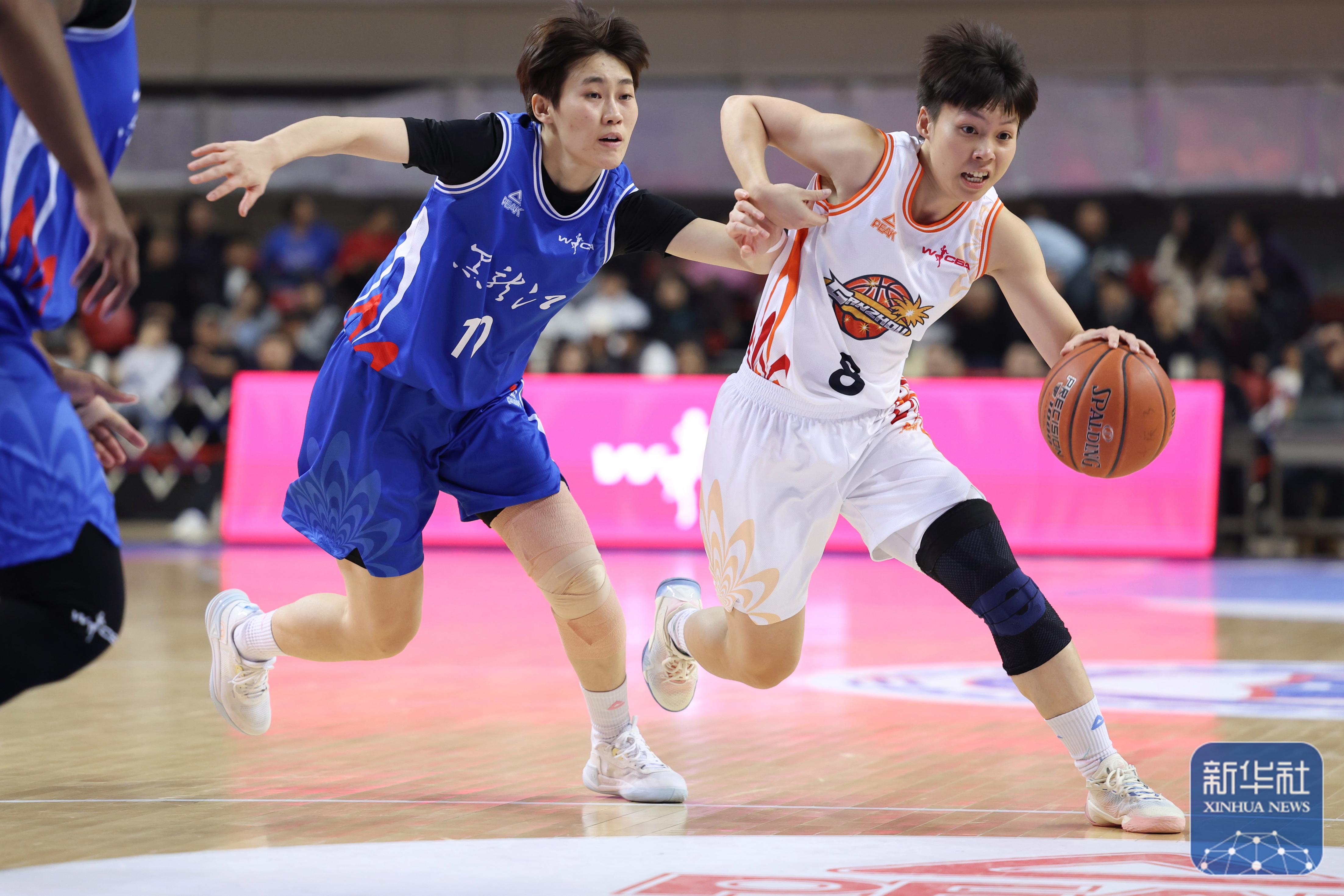 篮球场上的激烈争夺,运动员们全力以赴为荣誉而战 篮球场上的激烈争夺,运动员们全力以赴为荣誉而战