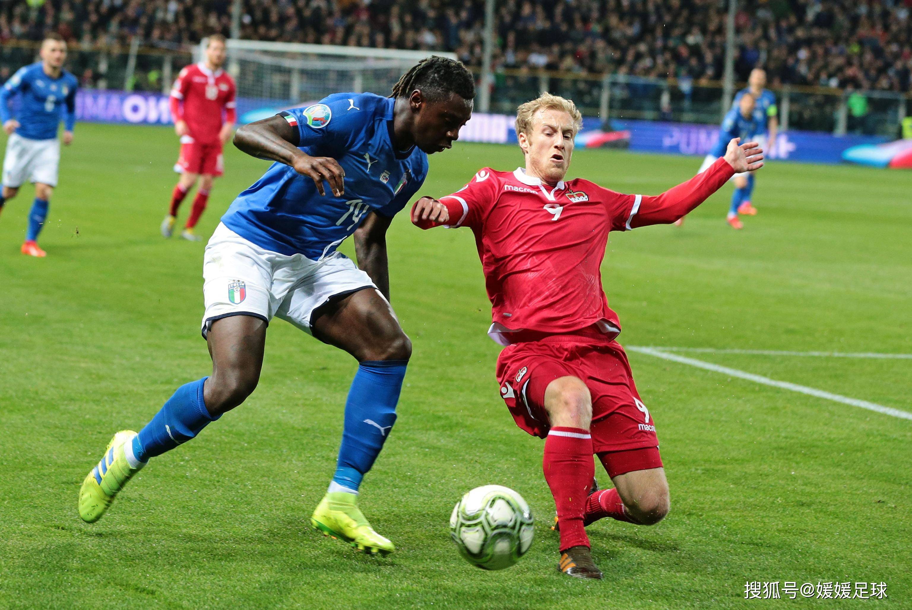 九游体育中国官网-双方球队在足球赛中进行激烈对抗