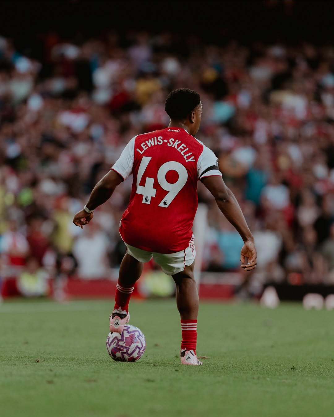 阿森纳青训球员获得首发机会,展现潜力值得期待的简单介绍 阿森纳青训球员获得首发机会,展现潜力值得期待的简单介绍