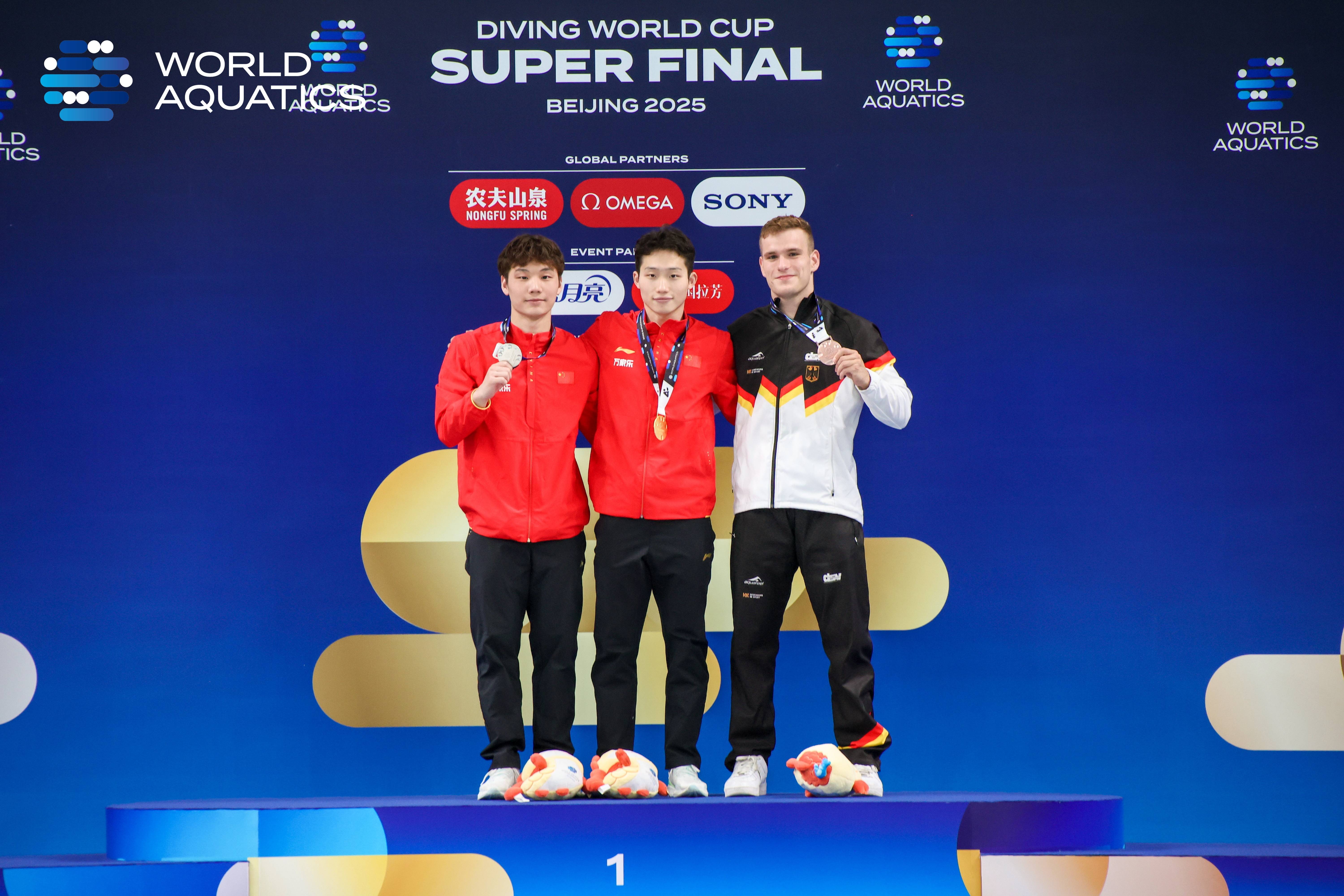 跳水男子团体赛:中国队包揽金银 跳水男子团体赛:中国队包揽金银