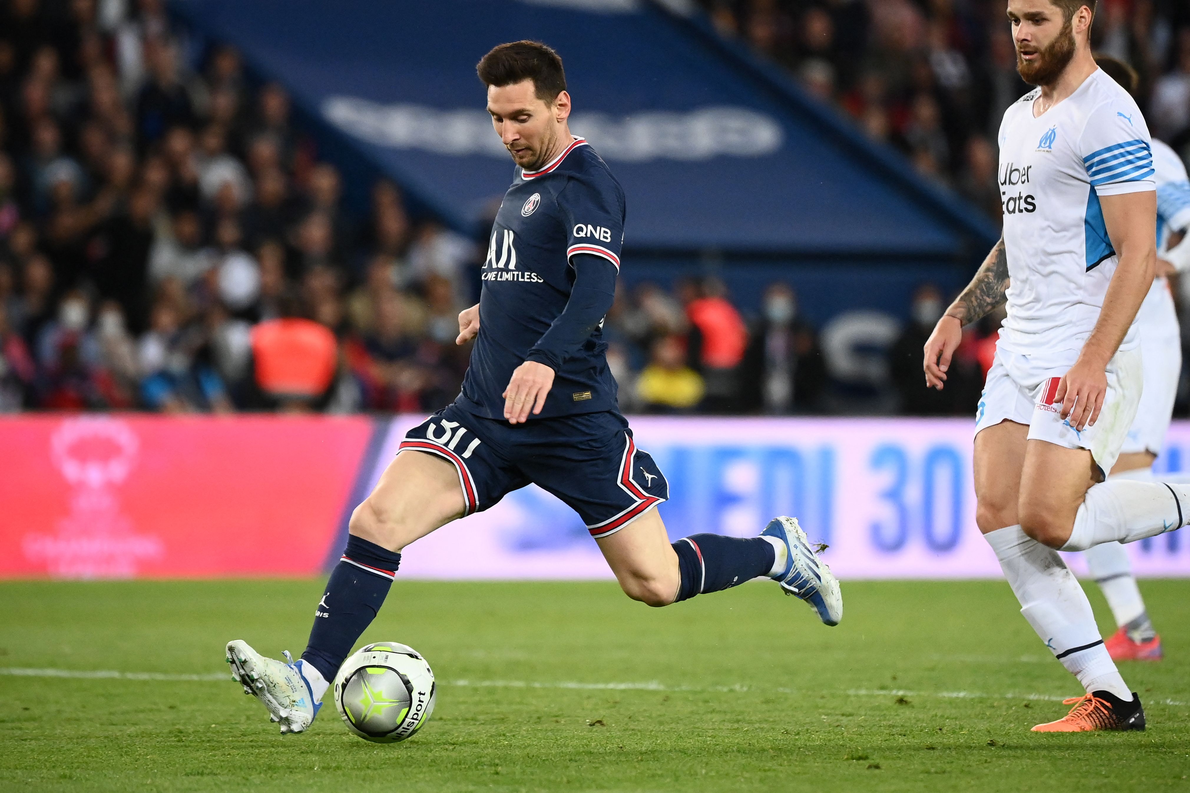 巴黎圣日耳曼大获全胜，领跑法甲联赛的简单介绍